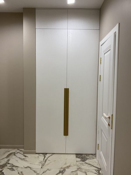 Chipboard_WhiteWardrobesInHallway_04